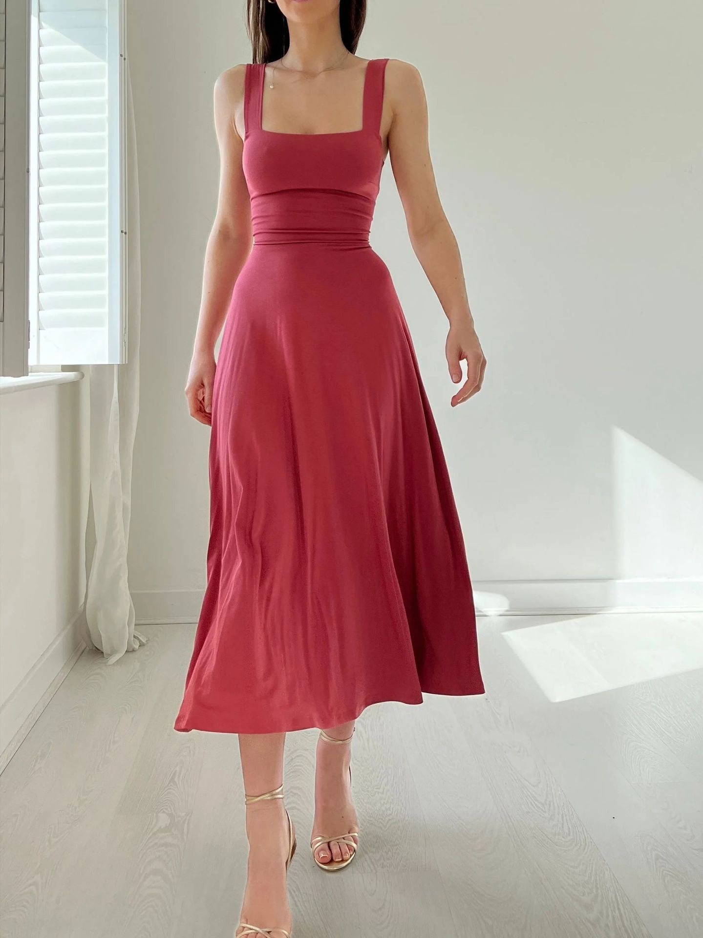 Robe Ksenia™ élégante avec poches intégrées pour un style moderne.